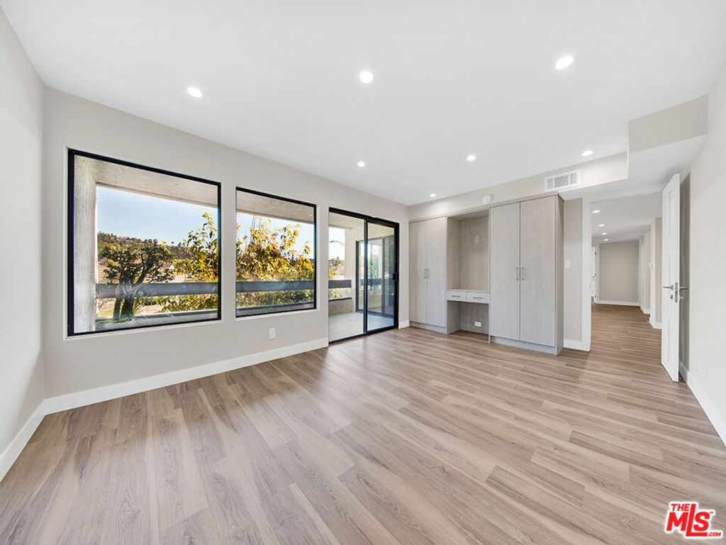 Image 29 of property listing at 1325 Valley View Road 201, Glendale, CA 91202