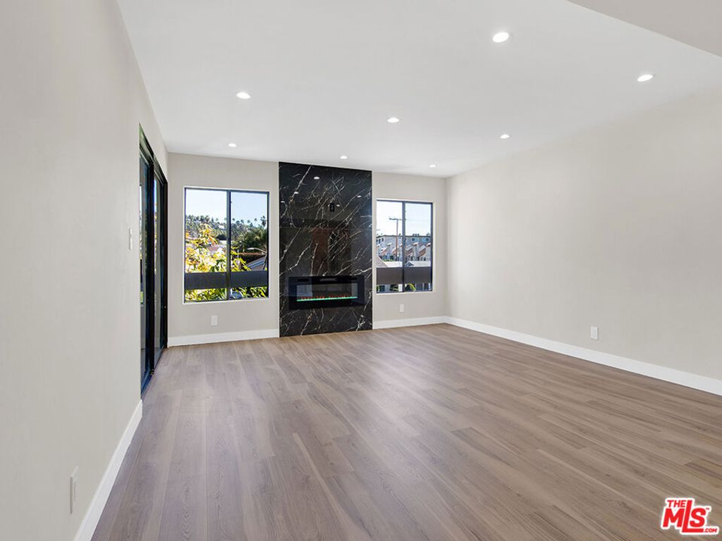 Image 30 of property listing at 1325 Valley View Road 201, Glendale, CA 91202