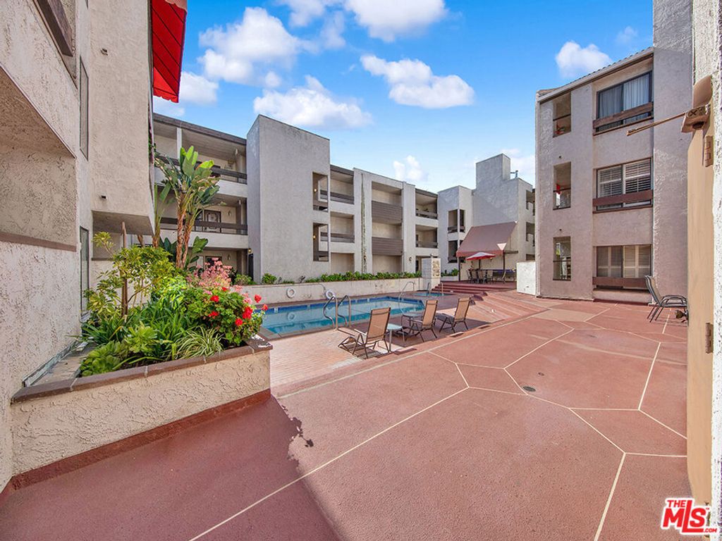 Image 33 of property listing at 1325 Valley View Road 201, Glendale, CA 91202