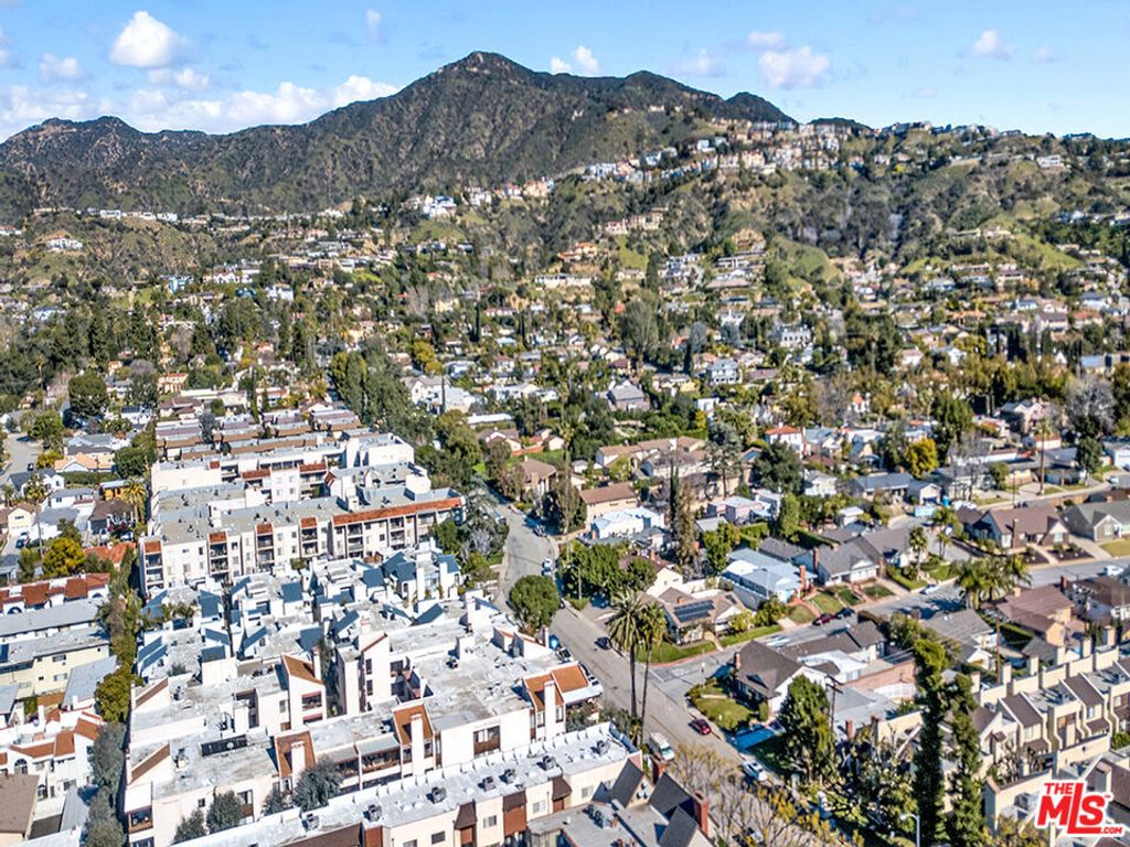 Image 5 of property listing at 1325 Valley View Road 201, Glendale, CA 91202