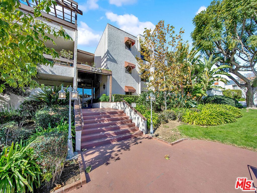 Image 6 of property listing at 1325 Valley View Road 201, Glendale, CA 91202