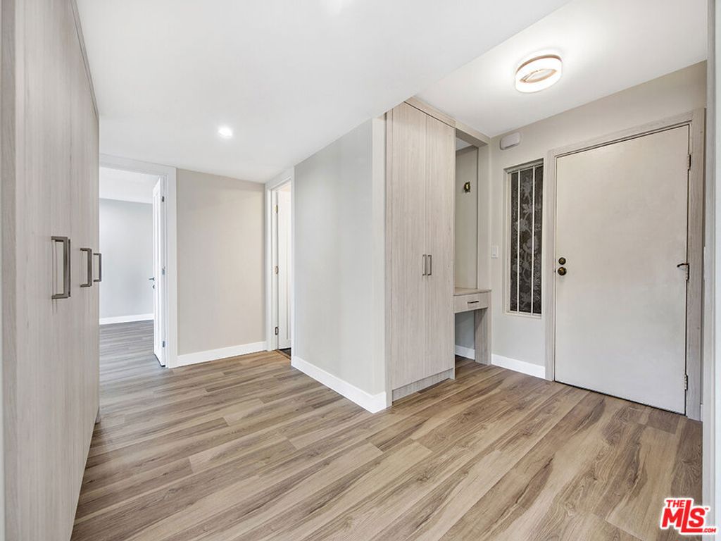 Image 8 of property listing at 1325 Valley View Road 201, Glendale, CA 91202