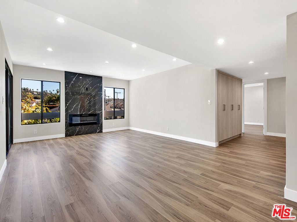 Image 9 of property listing at 1325 Valley View Road 201, Glendale, CA 91202