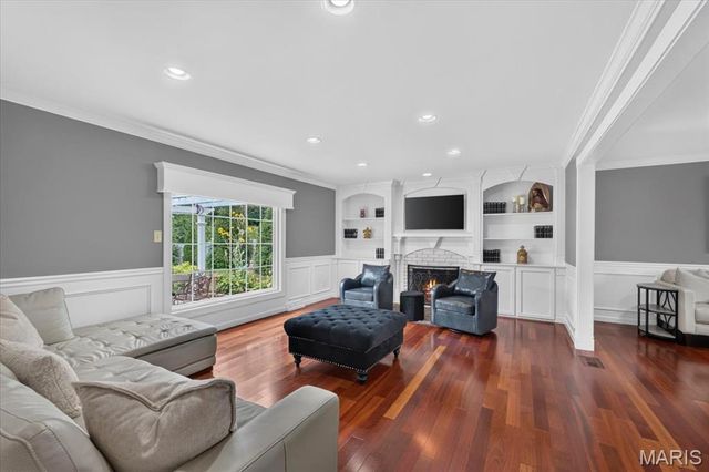 1609 Featherstone Drive, Town And Country, MO 63131