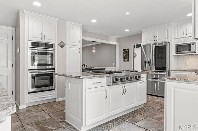 1609 Featherstone Drive, Town And Country, MO 63131