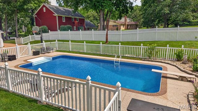 1609 Featherstone Drive, Town And Country, MO 63131