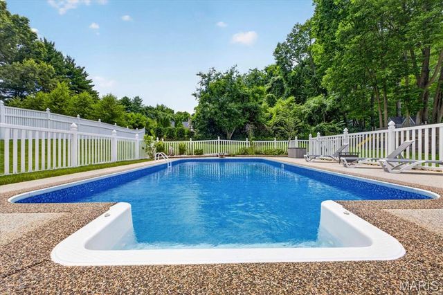 1609 Featherstone Drive, Town And Country, MO 63131