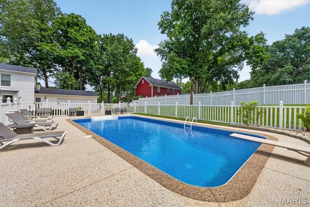 1609 Featherstone Drive, Town And Country, MO 63131