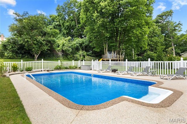 1609 Featherstone Drive, Town And Country, MO 63131