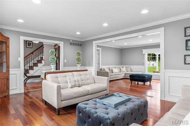 1609 Featherstone Drive, Town And Country, MO 63131