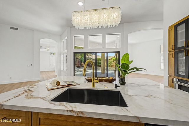 6034 E ANDERSON Drive, Scottsdale, AZ 85254