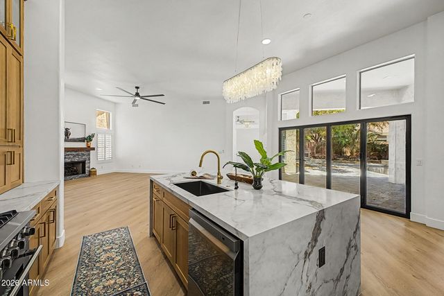 6034 E ANDERSON Drive, Scottsdale, AZ 85254