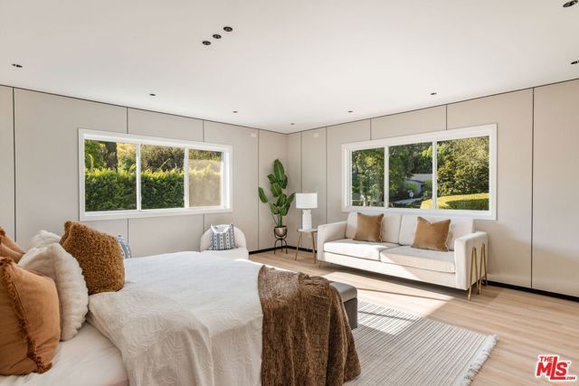 126 N Thurston Avenue, Los Angeles, CA 90049