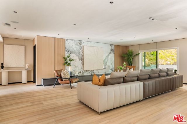 126 N Thurston Avenue, Los Angeles, CA 90049