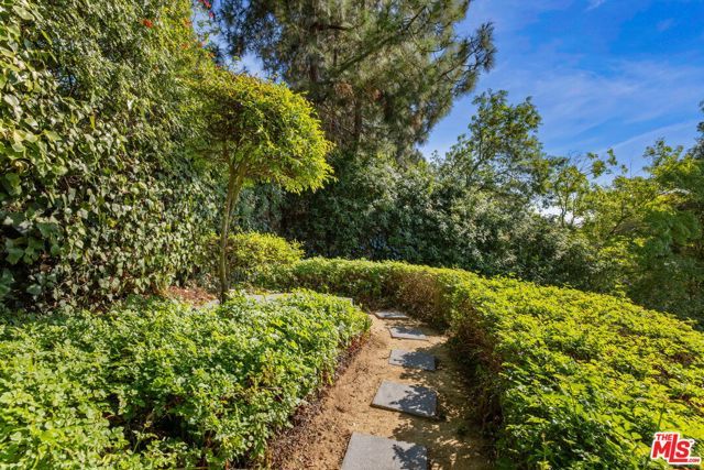 126 N Thurston Avenue, Los Angeles, CA 90049