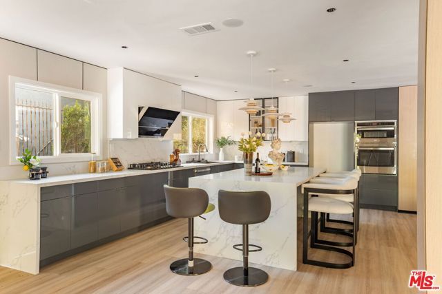 126 N Thurston Avenue, Los Angeles, CA 90049
