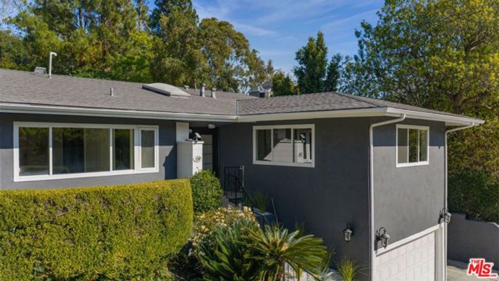 126 N Thurston Avenue, Los Angeles, CA 90049