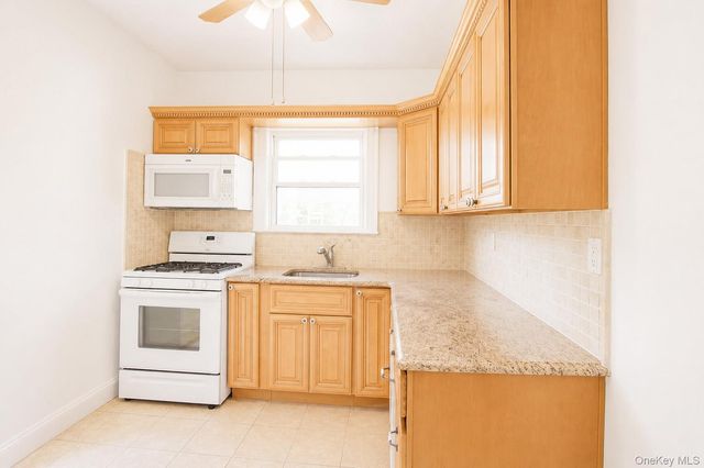 15 W Walnut Street, Long Beach, NY 11561