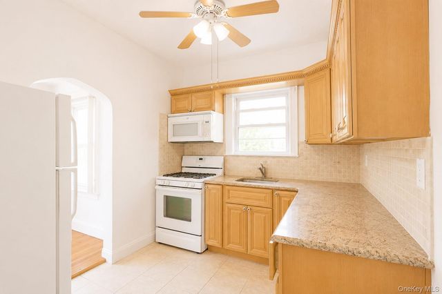 15 W Walnut Street, Long Beach, NY 11561