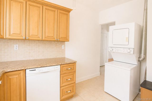 15 W Walnut Street, Long Beach, NY 11561