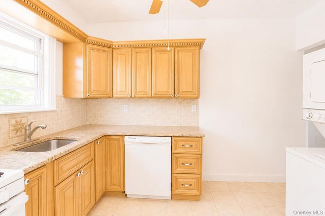 15 W Walnut Street, Long Beach, NY 11561