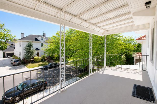 15 W Walnut Street, Long Beach, NY 11561