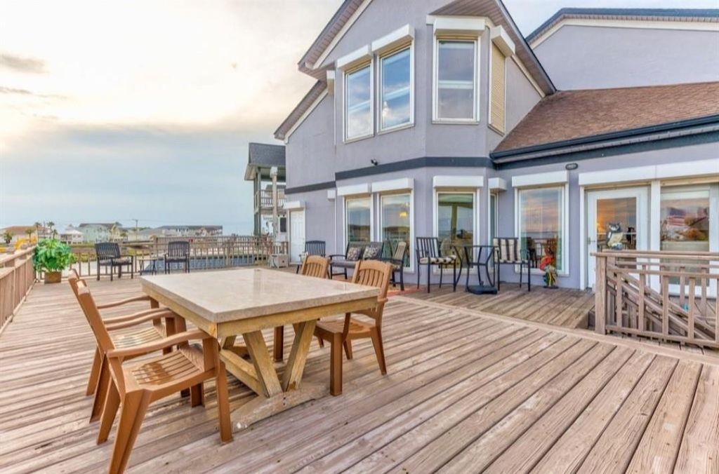 423 Hana Drive, Tiki Island, TX 77554