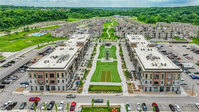 15425 Old Town Drive, Parkville, MO 64152