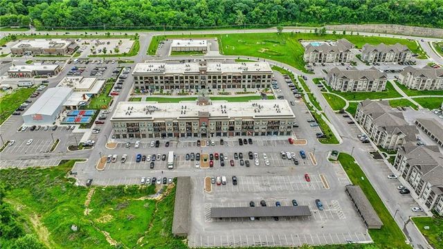 15425 Old Town Drive, Parkville, MO 64152