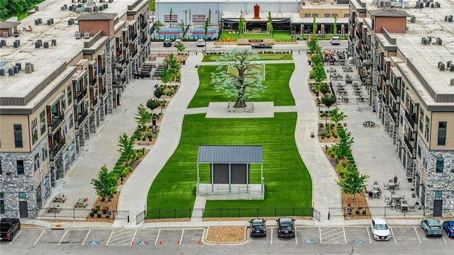 15425 Old Town Drive, Parkville, MO 64152