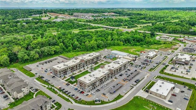 15425 Old Town Drive, Parkville, MO 64152