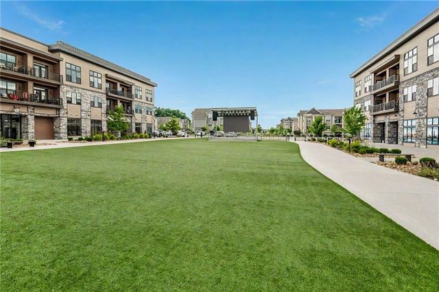 15425 Old Town Drive, Parkville, MO 64152