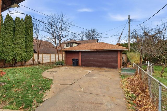 2911 21ST Avenue, Rock Island, IL 61201