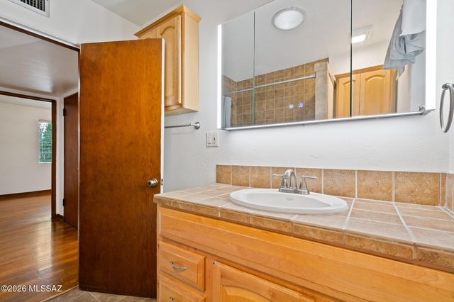 2725 E La Cienega Drive, Tucson, AZ 85716