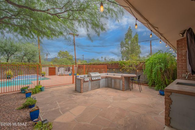 2725 E La Cienega Drive, Tucson, AZ 85716