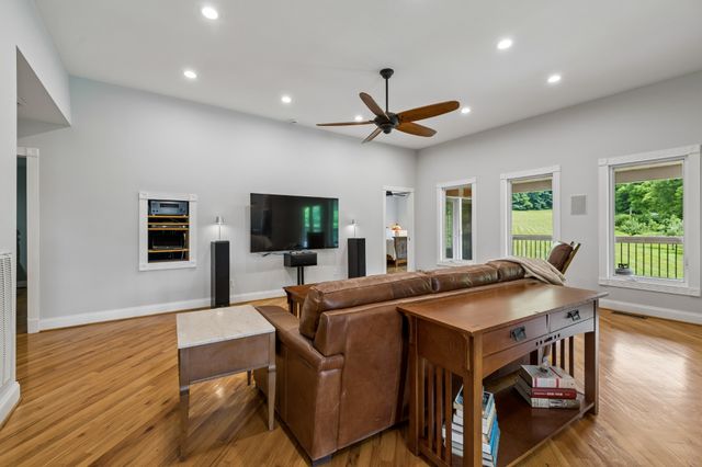 574 Hayes Ridge Rd, Lancaster, TN 38569