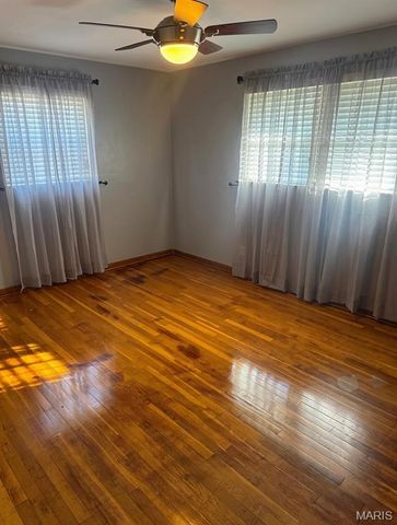 9609 Weyburn Drive, St Louis, MO 63136