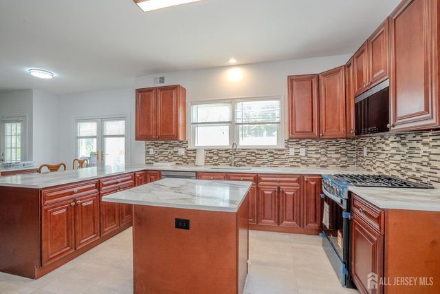 31 Kinglet Drive, Plainsboro, NJ 08536