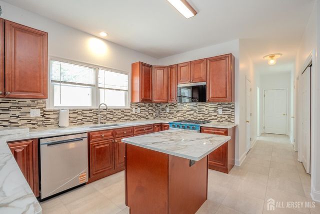 31 Kinglet Drive, Plainsboro, NJ 08536