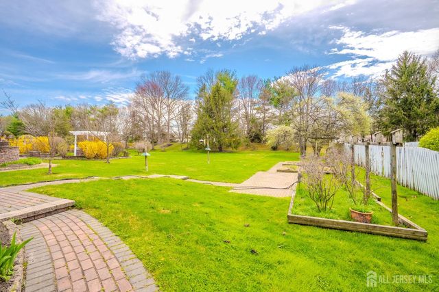 31 Kinglet Drive, Plainsboro, NJ 08536