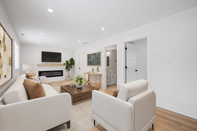8245 43rd Place, Lyons, IL 60534