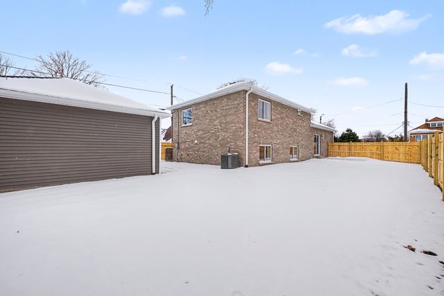 8245 43rd Place, Lyons, IL 60534