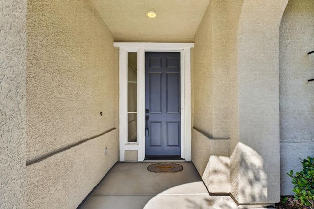 1680 Bayer Ct, Folsom, CA 95630