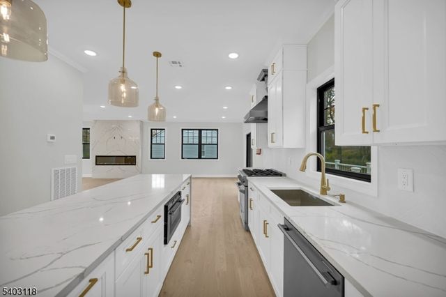 85 Kings Rd, Chatham Boro, NJ 07928