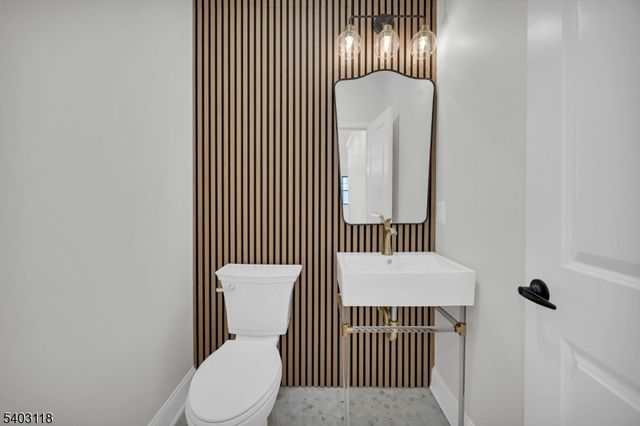 85 Kings Rd, Chatham Boro, NJ 07928