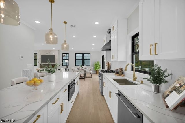 85 Kings Rd, Chatham Boro, NJ 07928