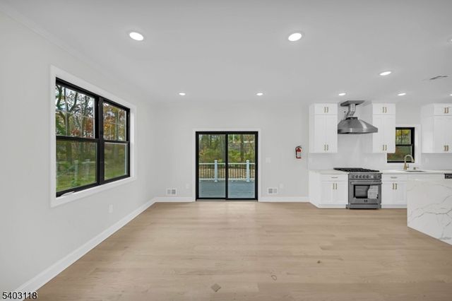 85 Kings Rd, Chatham Boro, NJ 07928