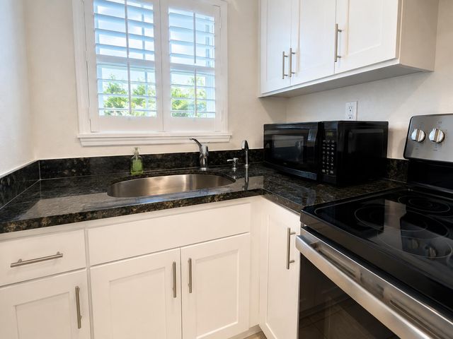 1900 NE 8th Court 204, Fort Lauderdale, FL 33304