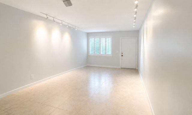 1900 NE 8th Court 204, Fort Lauderdale, FL 33304