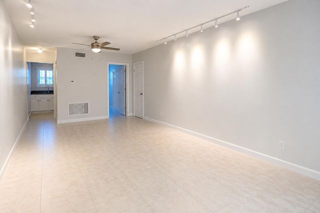 1900 NE 8th Court 204, Fort Lauderdale, FL 33304